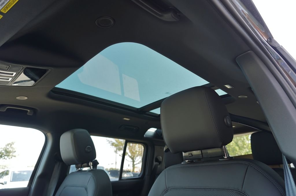 New 2026 Santorini Black Land Rover S image 13