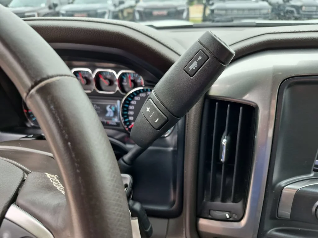 Used 2018 IRIDESCENT PEARL TRICOAT Chevrolet LTZ image 30