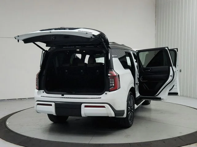 Used 2025 White Nissan Platinum Reserve image 15