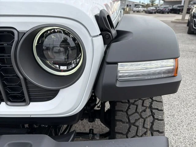 New 2026 Bright White Clear-Coat Exterior Paint Jeep Mojave image 8