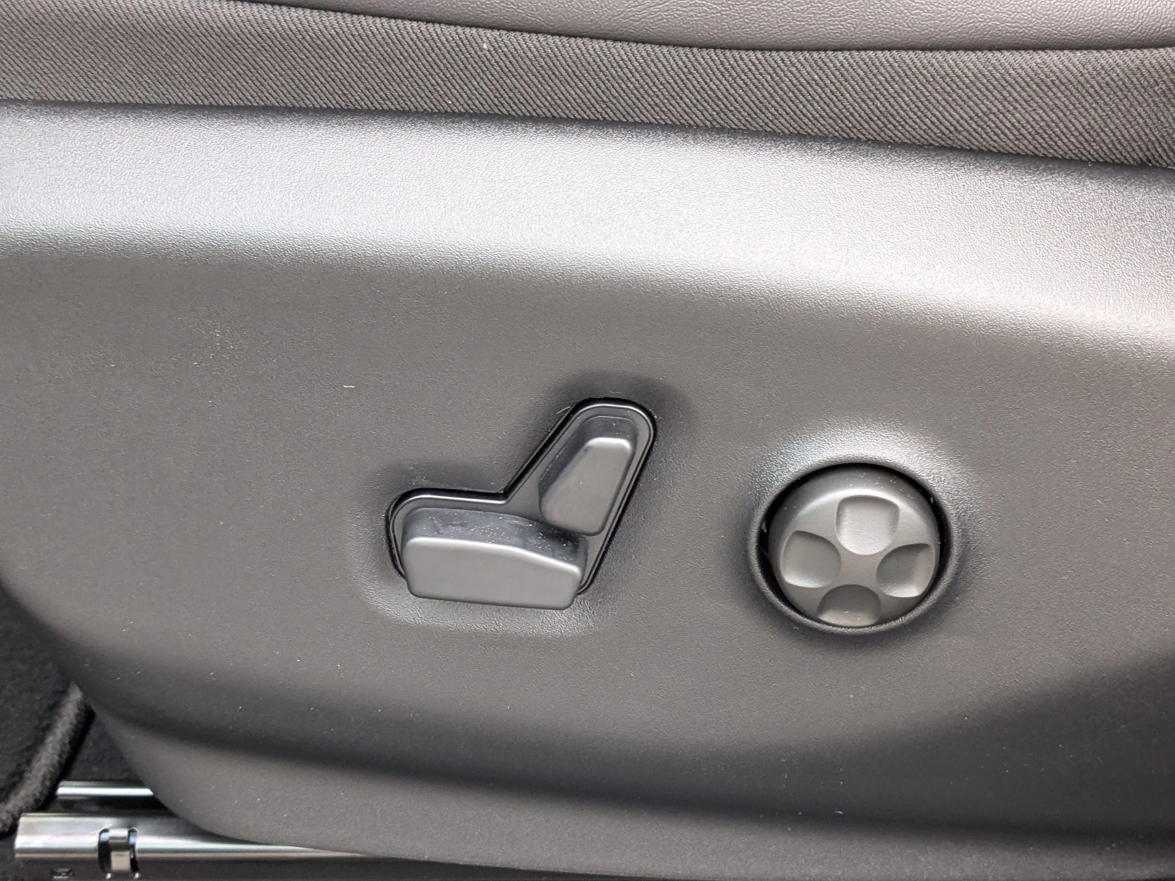 New 2026 White Chrysler SXT - Power Liftgate - Power Sliding Doors - Leather - Remote Start image 15