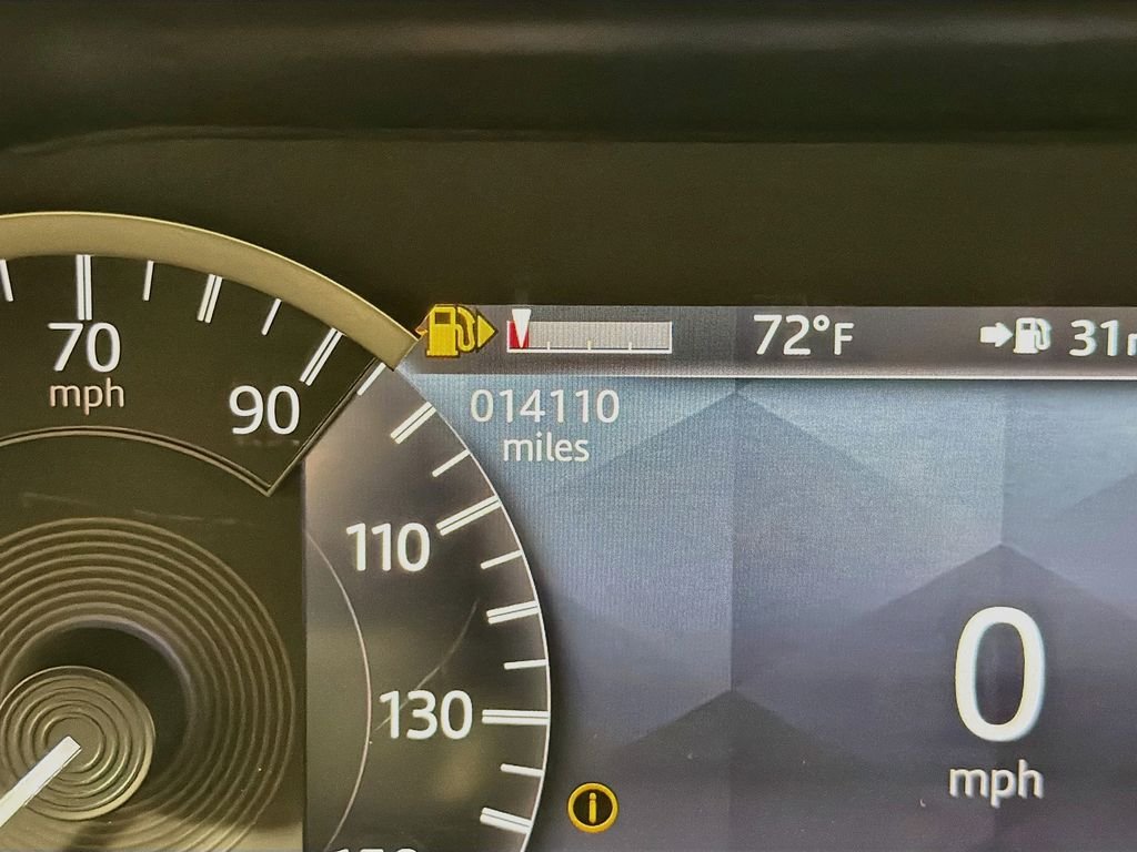 Used 2023 White Land Rover SE image 12