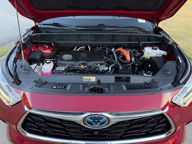Used 2022 Red Toyota Platinum image 32