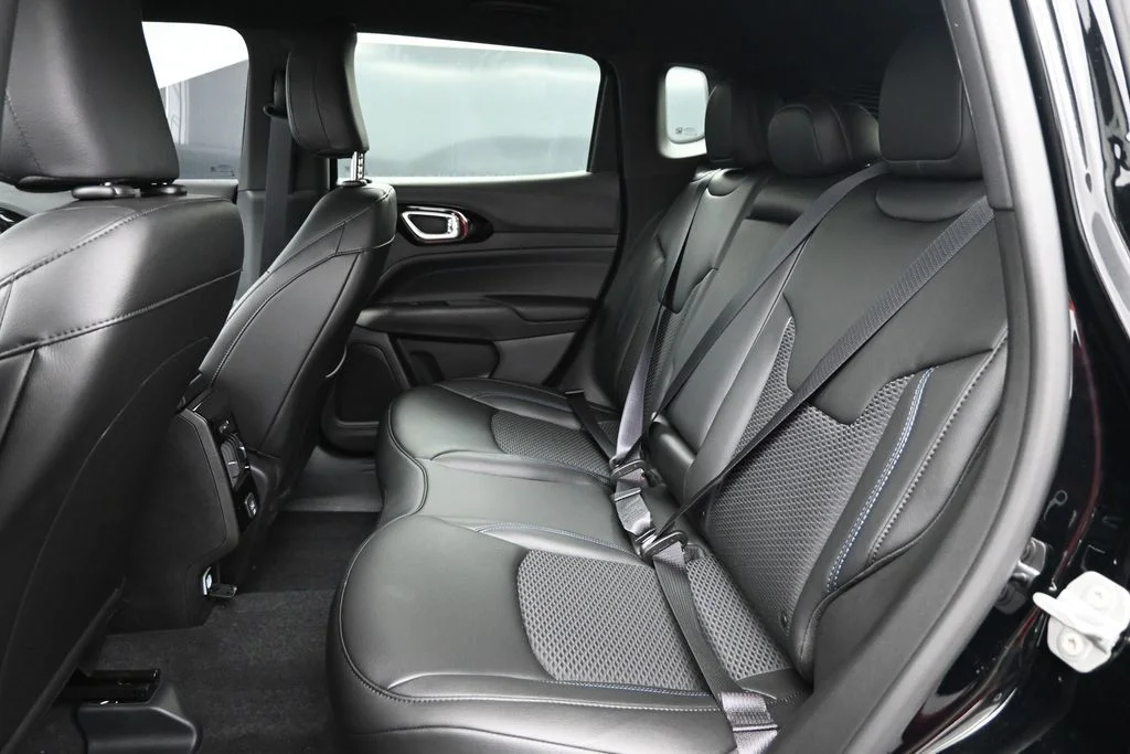New 2026 Diamond Black Crystal Pearl-Coat Exterior Paint Jeep Latitude image 25