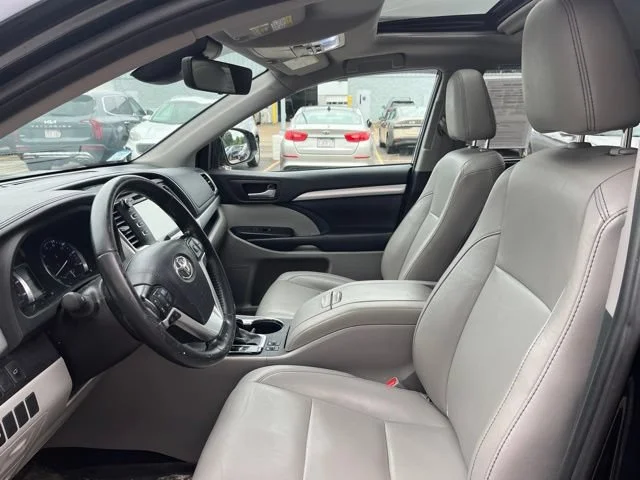 Used 2019 Midnight Black Metallic Toyota XLE image 12
