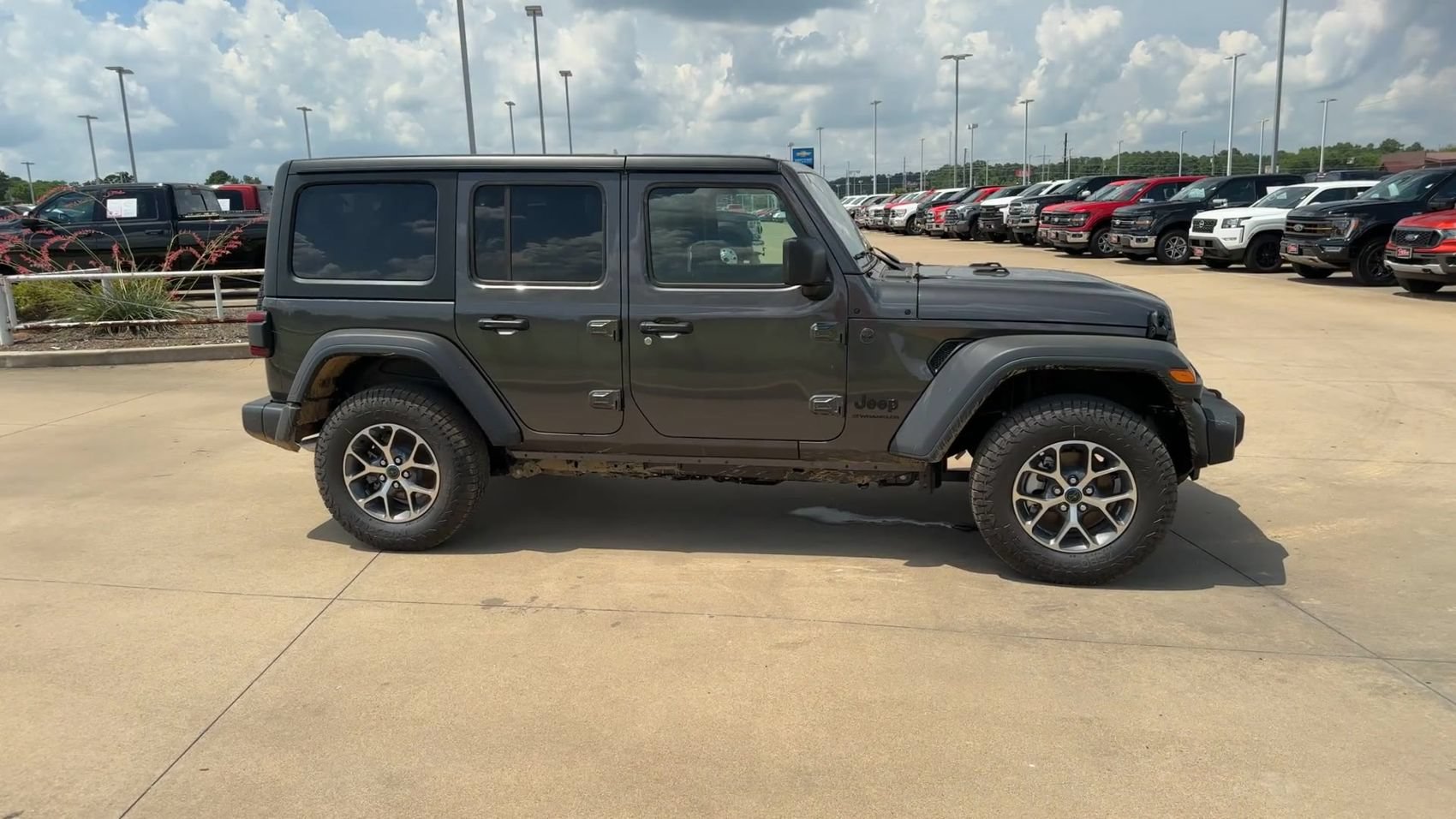 New 2024 Granite Crystal Metallic Clearcoat Jeep Sport S image 9