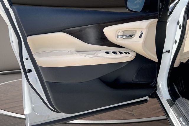 Used 2024 White Nissan Platinum image 21