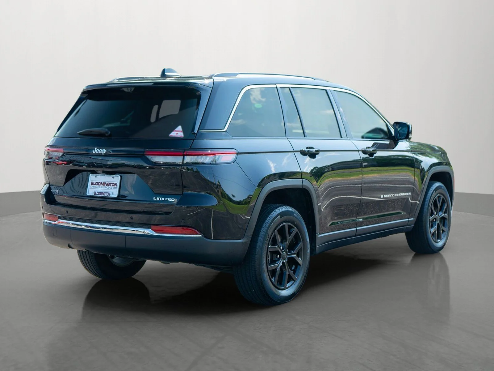 Used 2023 Diamond Black Crystal Pearlcoat Jeep Limited image 7