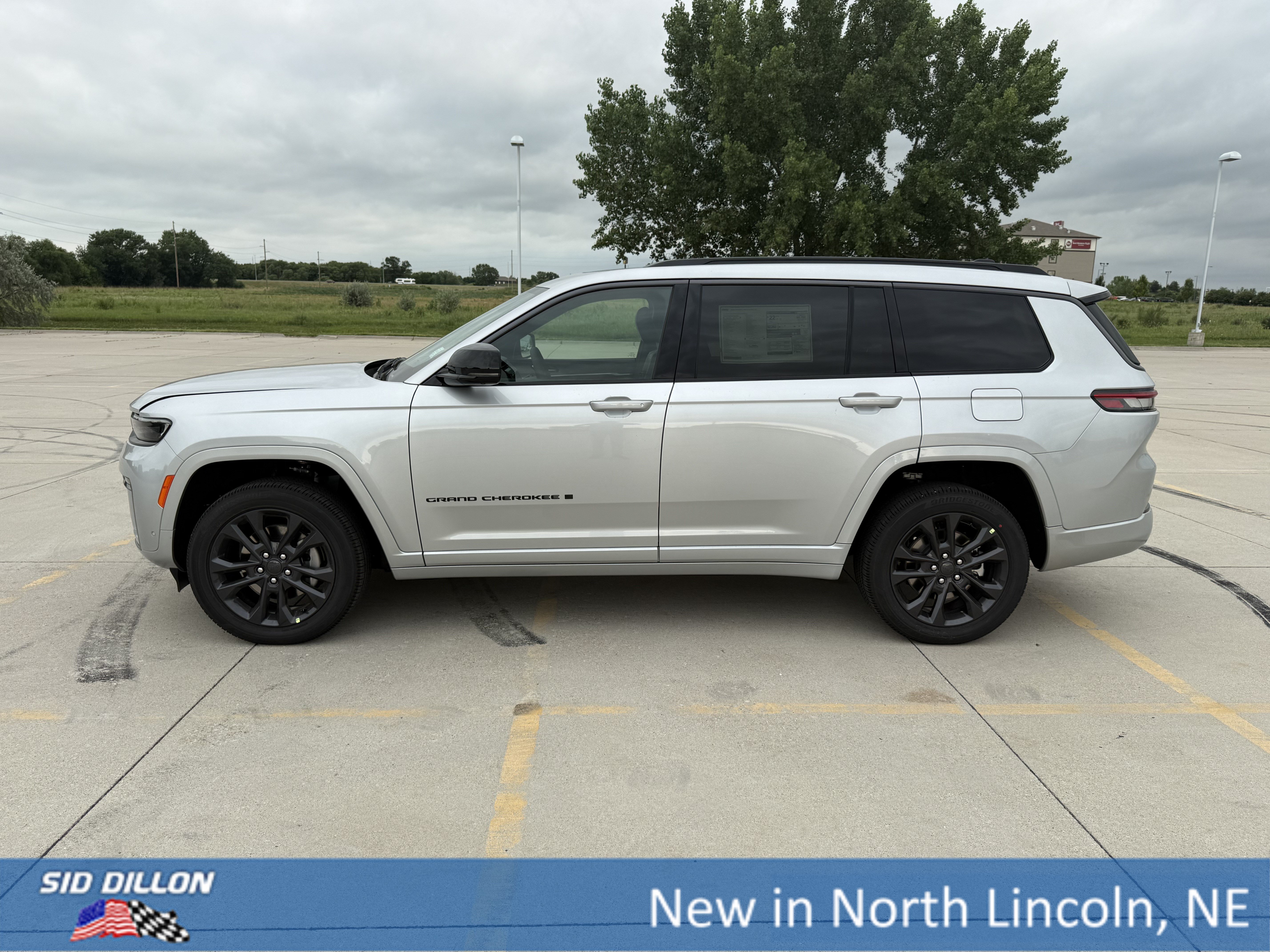 New 2026 Silver Zynith Exterior Paint Jeep Limited Reserve image 2