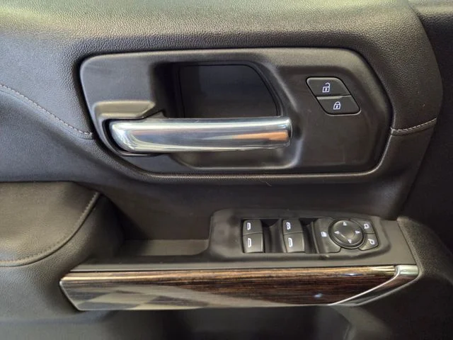 Used 2022 White GMC SLE image 28