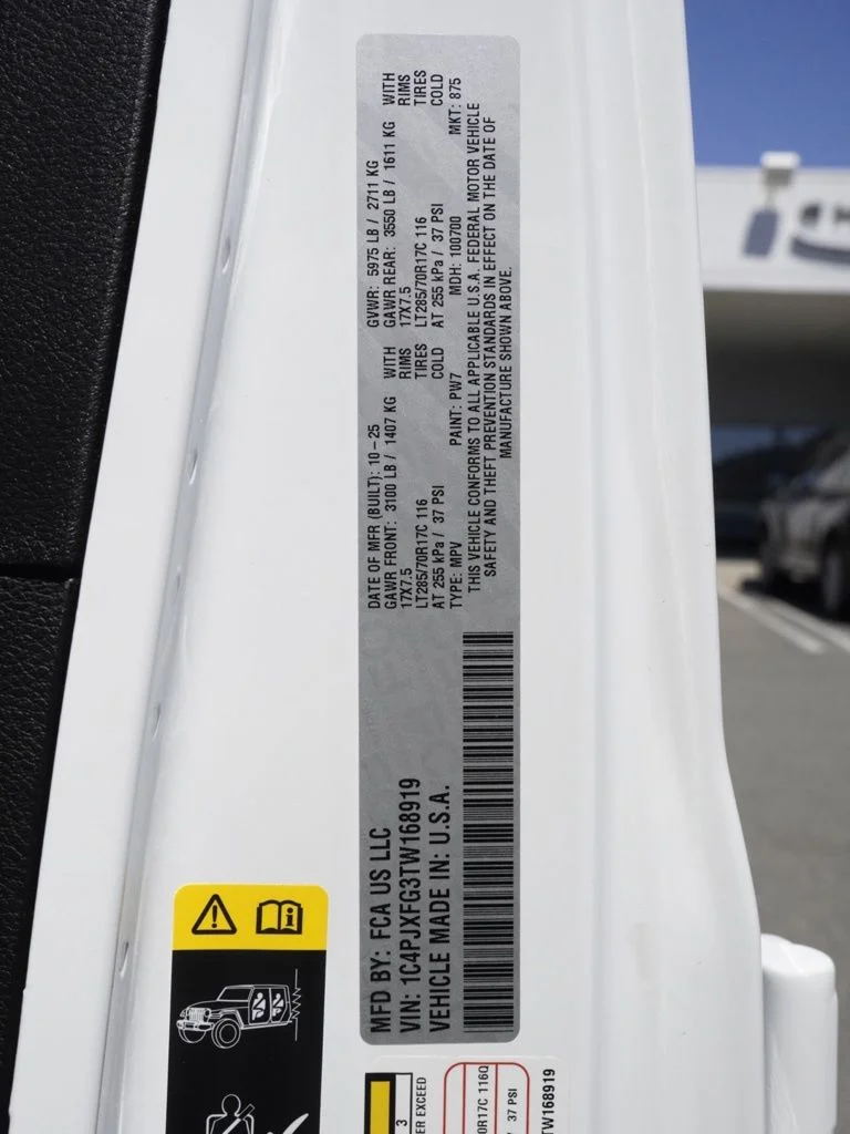 New 2026 Bright White Clear-Coat Exterior Paint Jeep Rubicon image 29