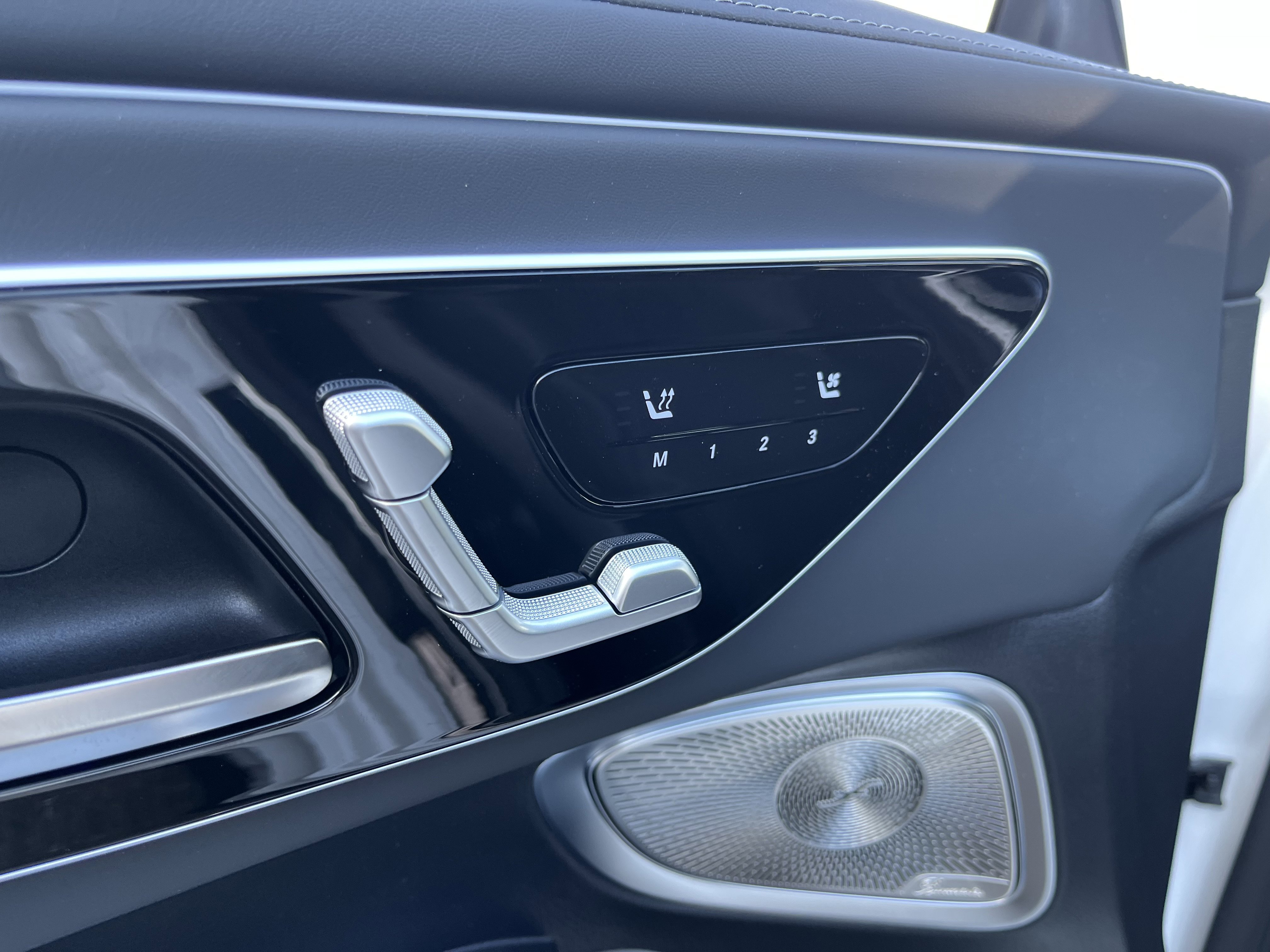 New 2026 MANUFAKTUR Moonlight White Metallic Mercedes-Benz AMG® CLE 53 image 14