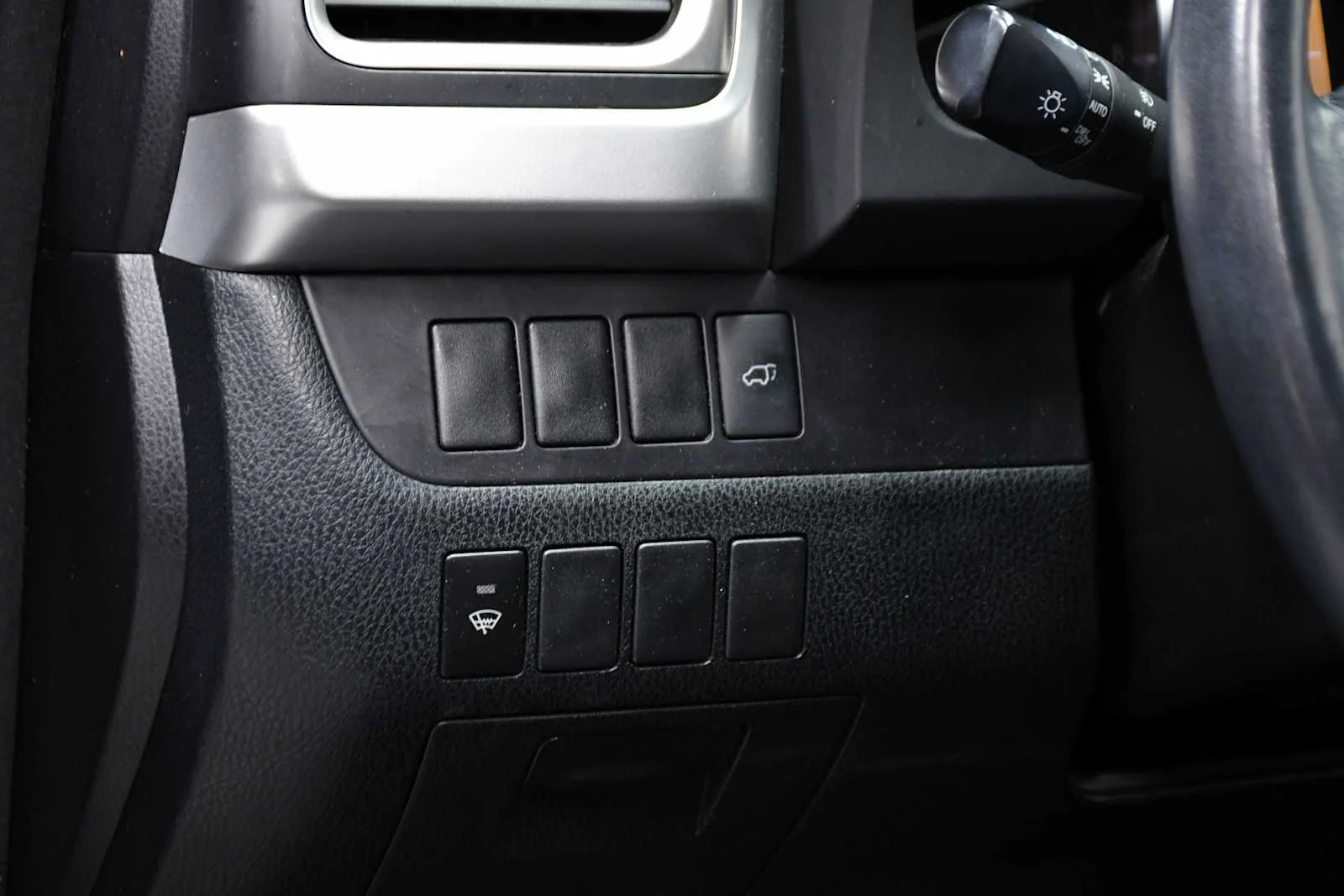Used 2015 Predawn Gray Mica Toyota LE image 15