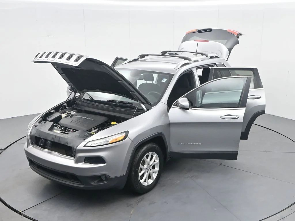 Used 2017 Billet Silver Metallic Clearcoat Jeep Latitude image 41