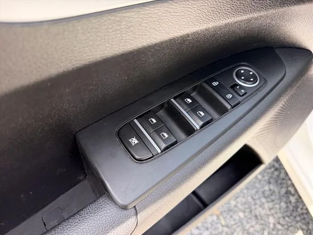 Used 2022 White Kia LXS image 19