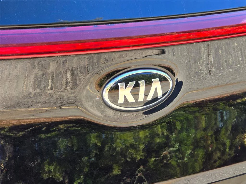 Used 2021 Red Kia S image 13