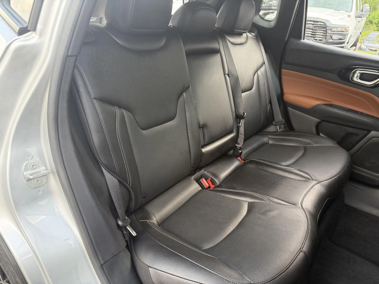 Used 2025 Silver Zynith Metallic Clearcoat Jeep Limited image 18