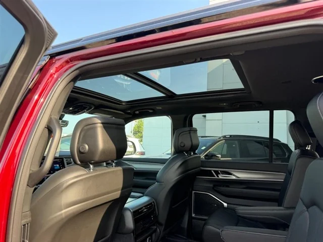 New 2026 Velvet Red Pearlcoat (DISC) Jeep Upland image 11