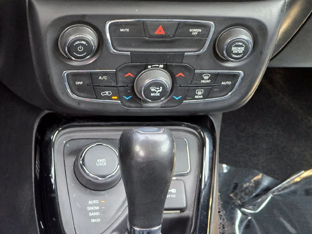 Certified Used 2020 Blue Jeep Limited image 34