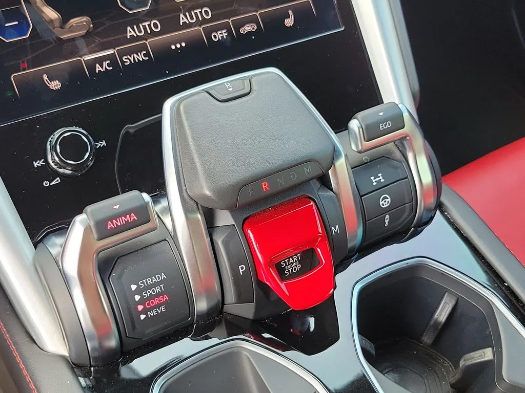 Used 2022 White Lamborghini Base image 31