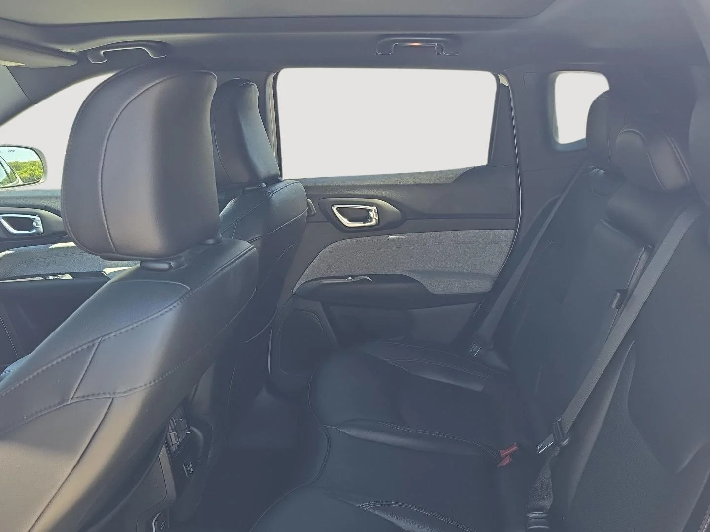 Used 2023  Jeep Latitude Lux image 9