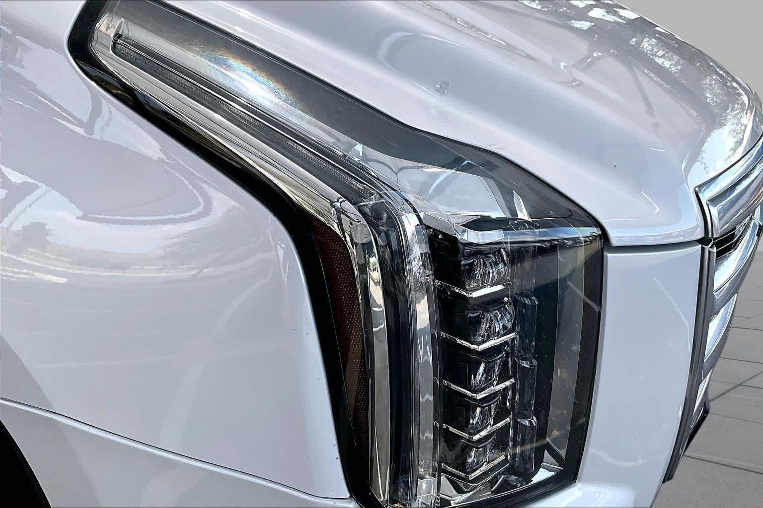 Used 2019 Crystal White Tricoat Cadillac Premium Luxury image 28