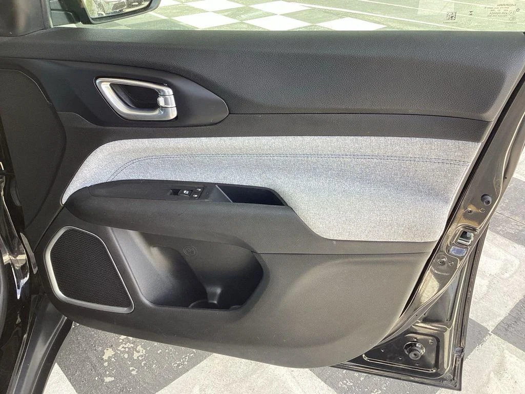 Used 2024 Diamond Black Crystal Pearlcoat Jeep Latitude image 21
