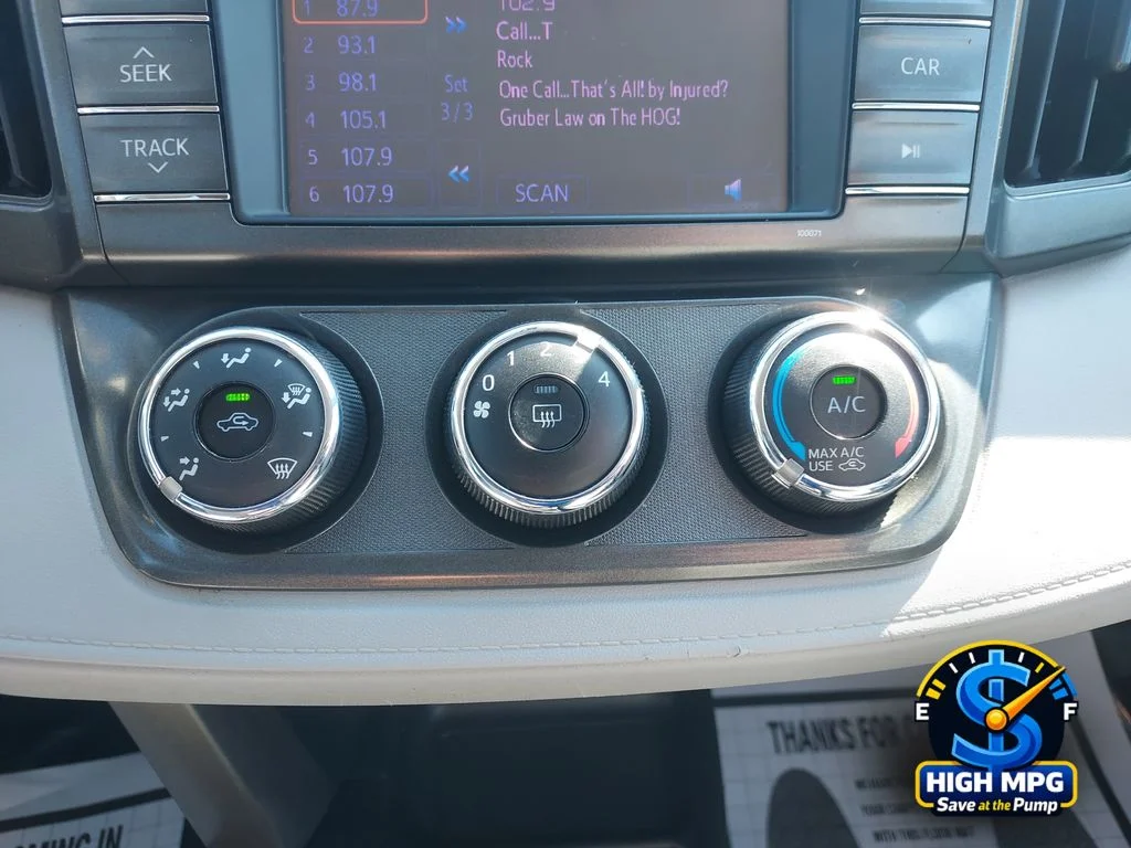Used 2013 Silver Toyota LE image 19