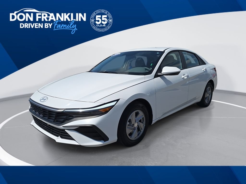 Used 2025 White Hyundai SE image 1
