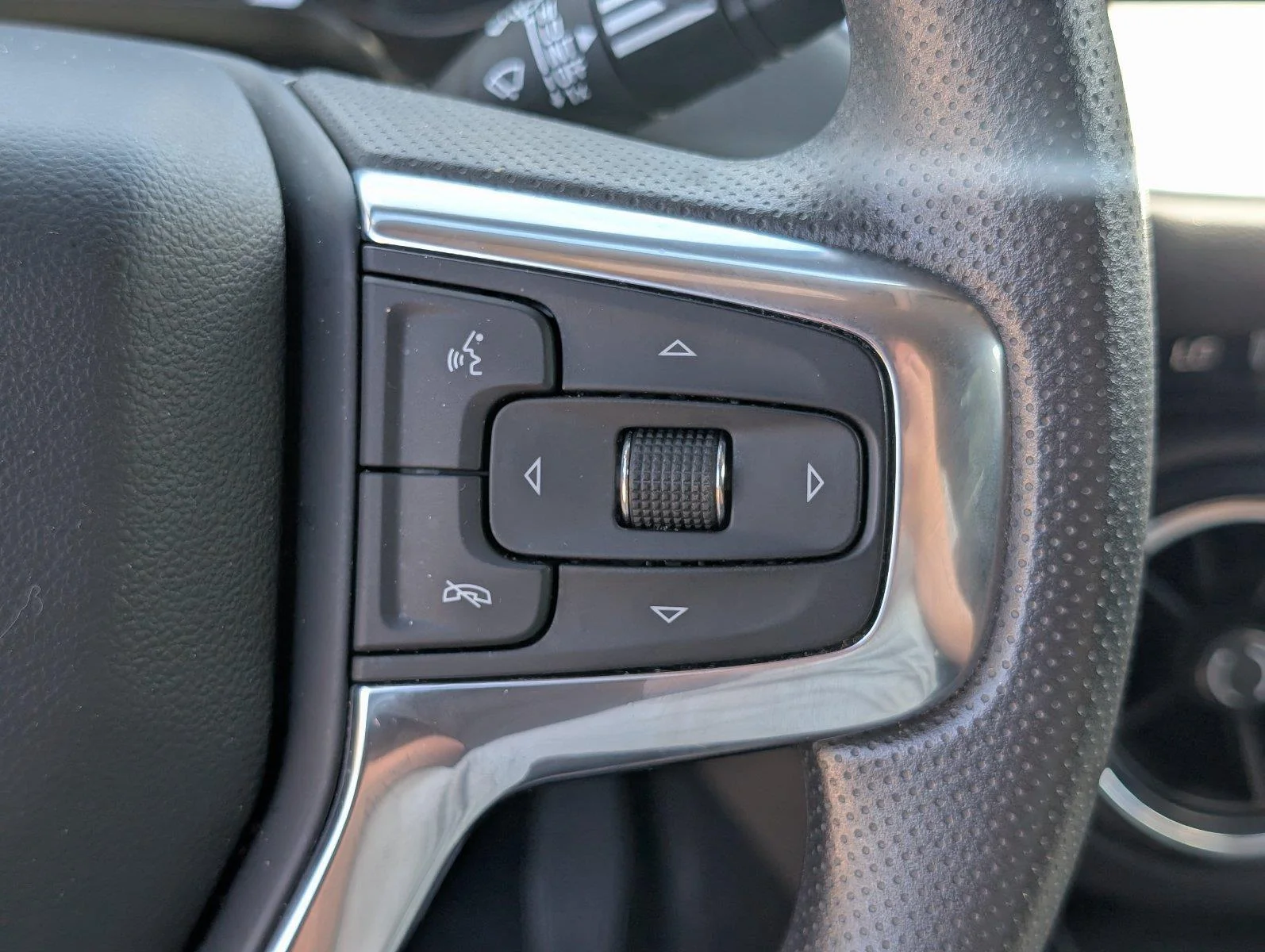 Used 2025 Riptide Blue Metallic Chevrolet 2LT image 29