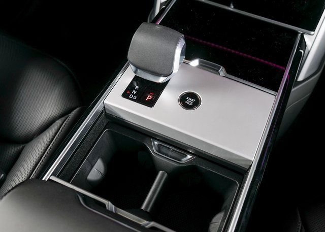 New 2026 Santorini Black Land Rover SE image 13