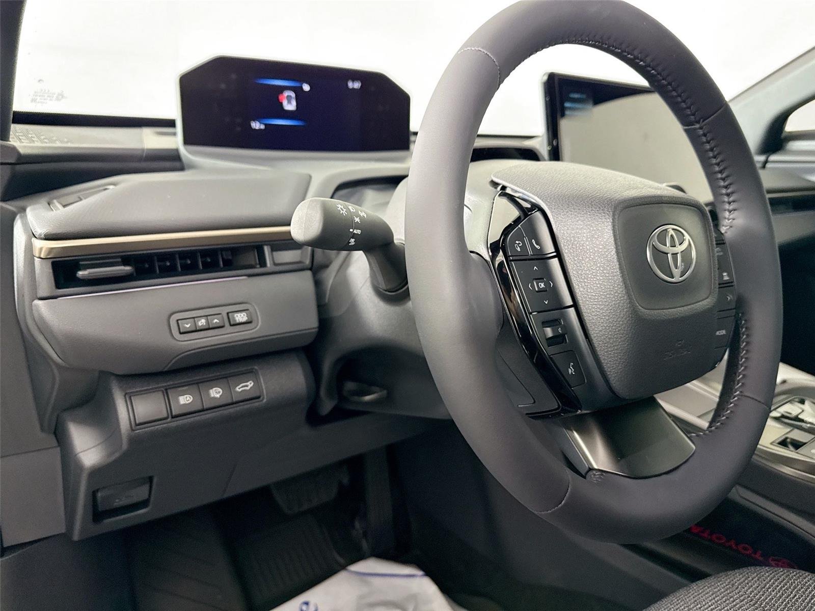New 2026 Wind Chill Pearl Toyota XLE image 13