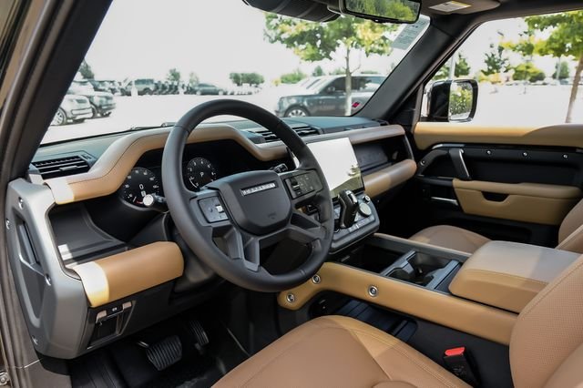 New 2026 Santorini Black Land Rover X-Dynamic SE image 3