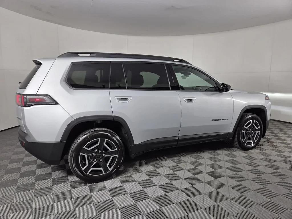 New 2026 Silver Zynith Clear-Coat Exterior Paint Jeep Laredo image 4