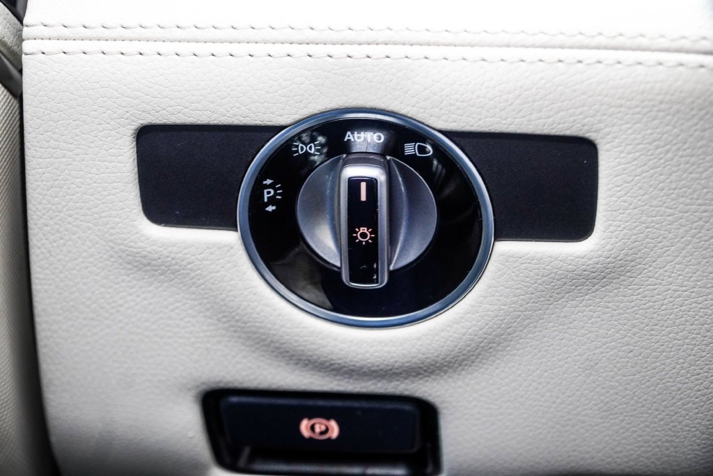 Used 2019 White Mercedes-Benz SL 550 image 35