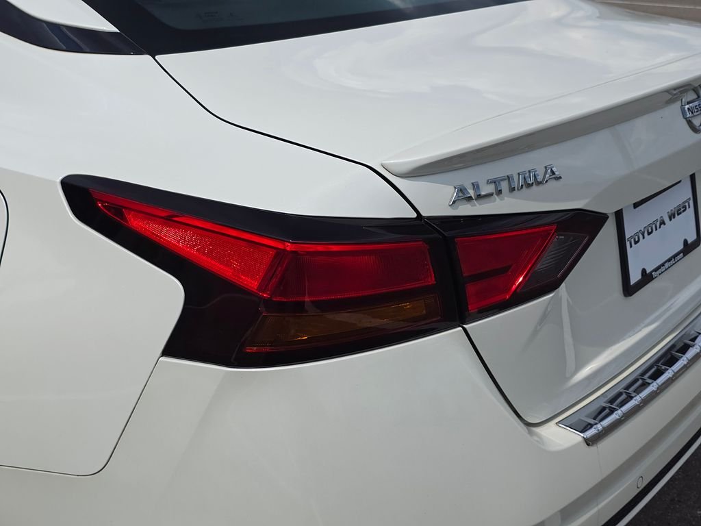 Used 2020 White Nissan 2.5 Platinum image 16
