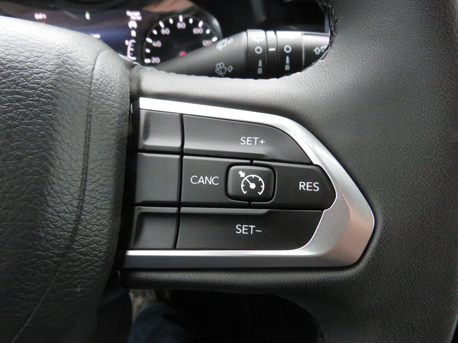 Used 2024 Diamond Black Crystal Pearlcoat Jeep Latitude image 30