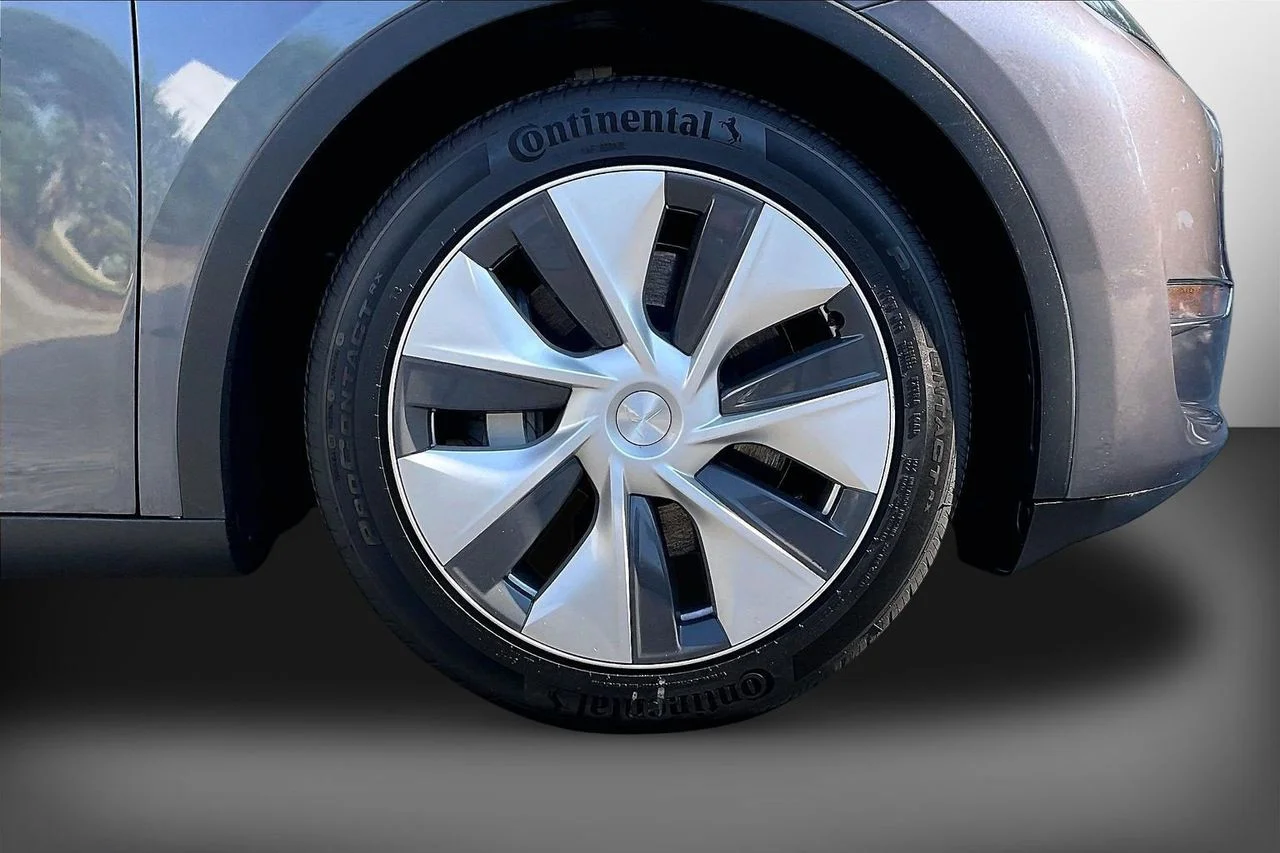 Used 2023  Tesla Long Range image 36