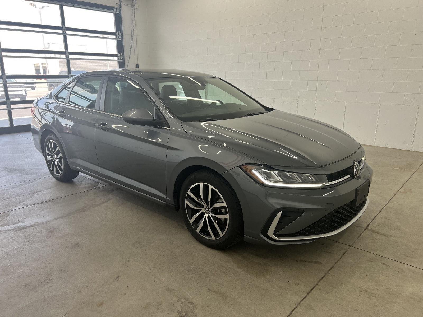 Used 2025 GRAY Volkswagen SE image 9