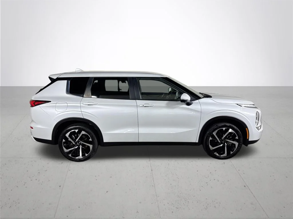 Used 2024 White Mitsubishi SE image 5