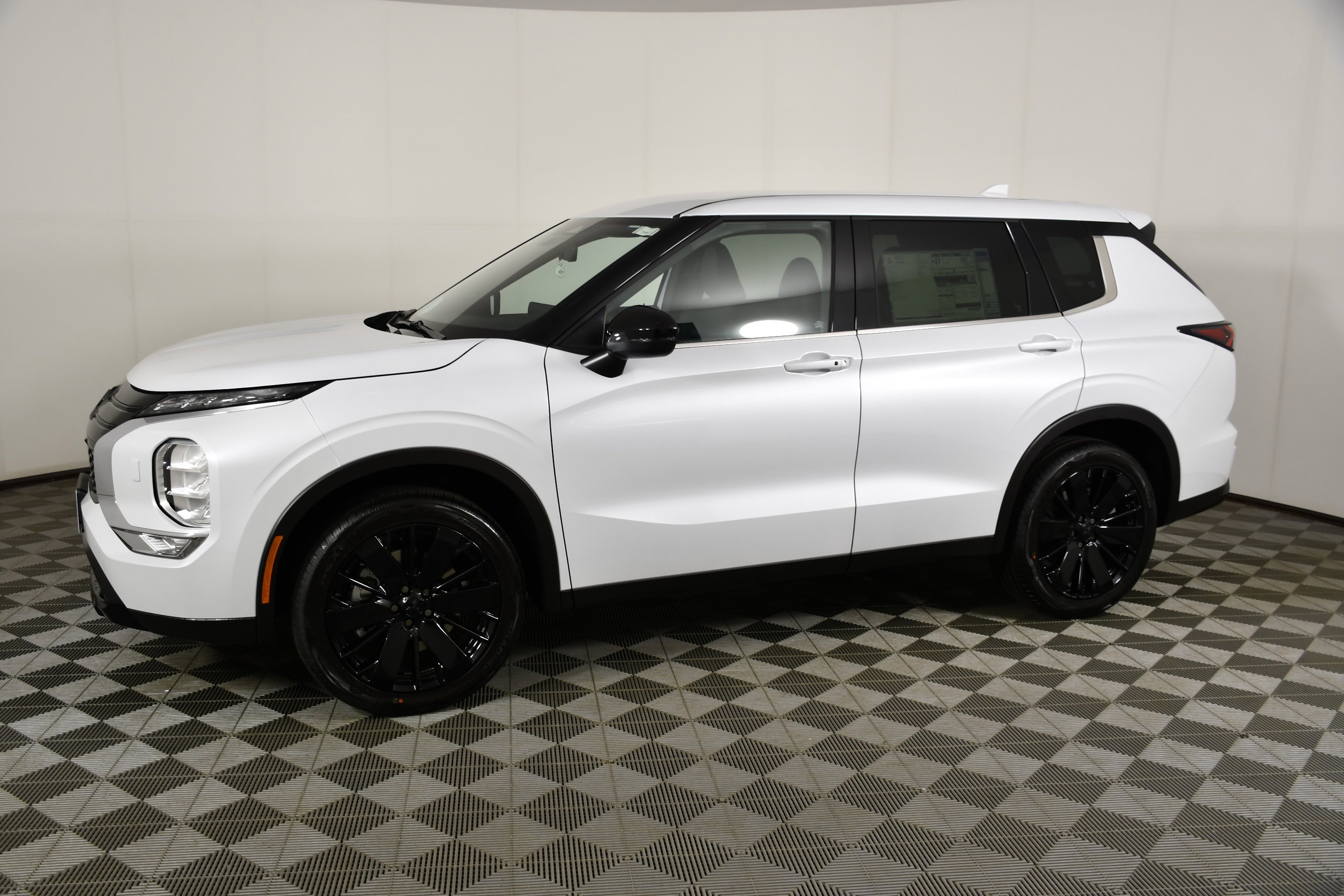 New 2026 White Diamond Mitsubishi LE image 9