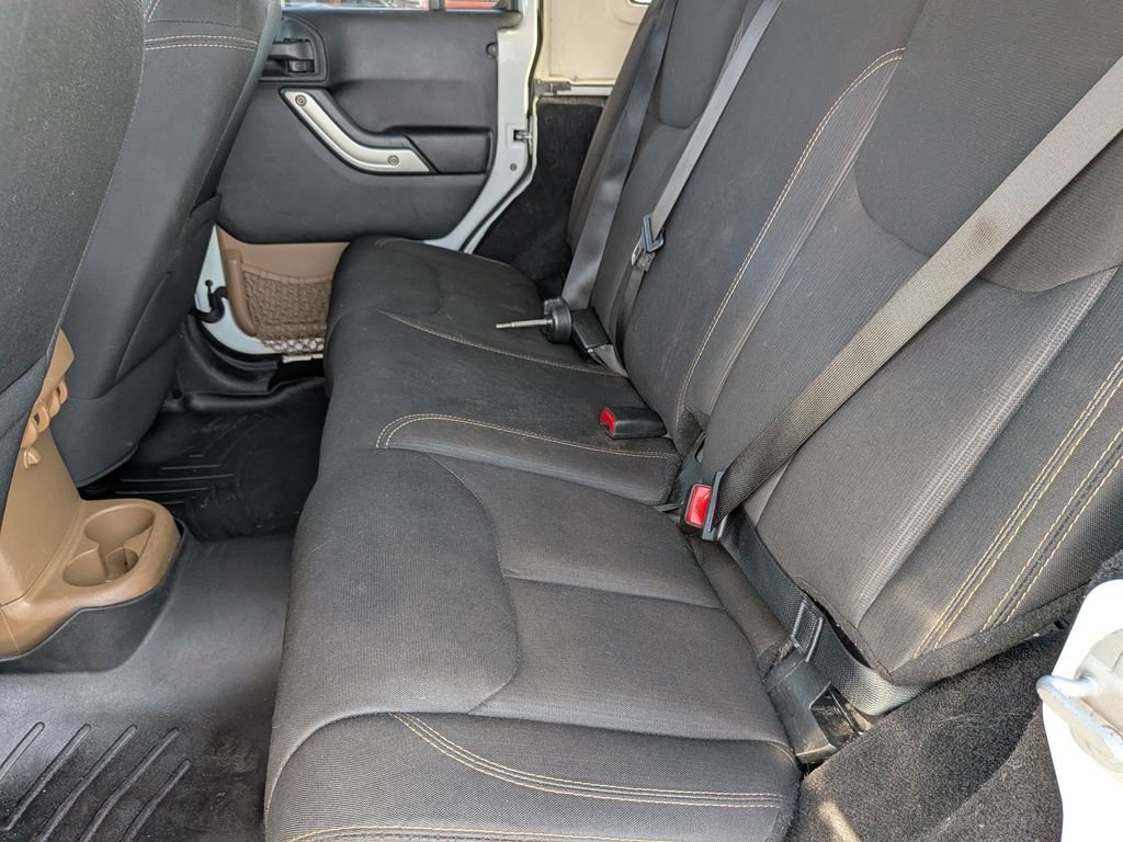 Used 2014 White Jeep Unlimited Sahara image 24