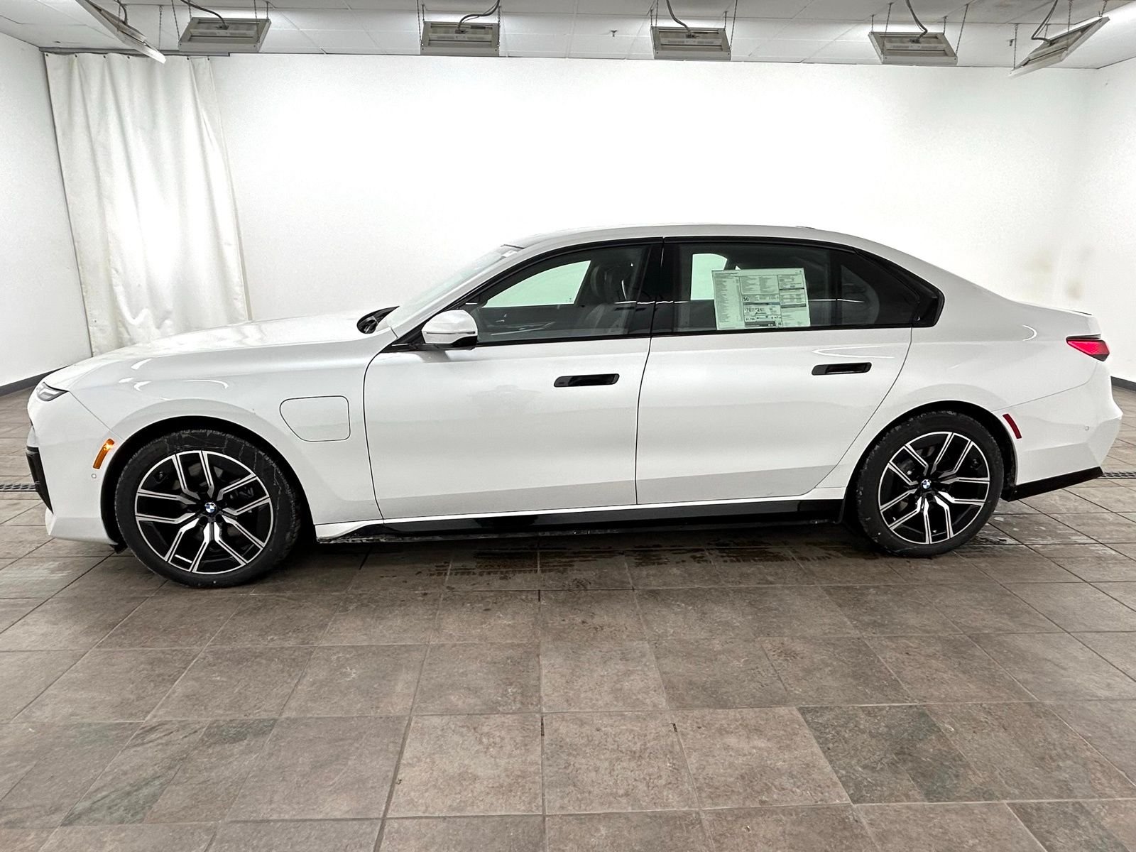New 2026 Mineral White Metallic BMW 750e xDrive image 2