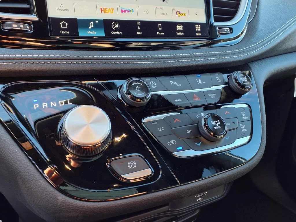 2026 Chrysler Pacifica Select - Photo 7