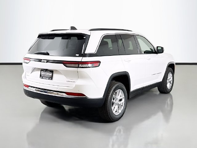 New 2026 Bright White Clear-Coat Exterior Paint Jeep Laredo X image 7