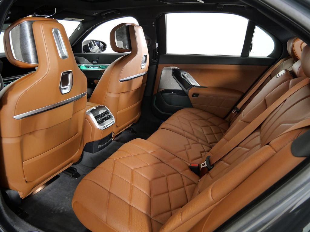 2025 BMW 7 Series 750e - Photo 31