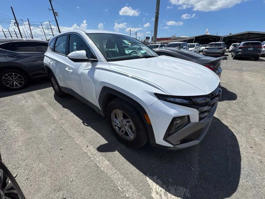 Used 2025 White Hyundai SE image 3