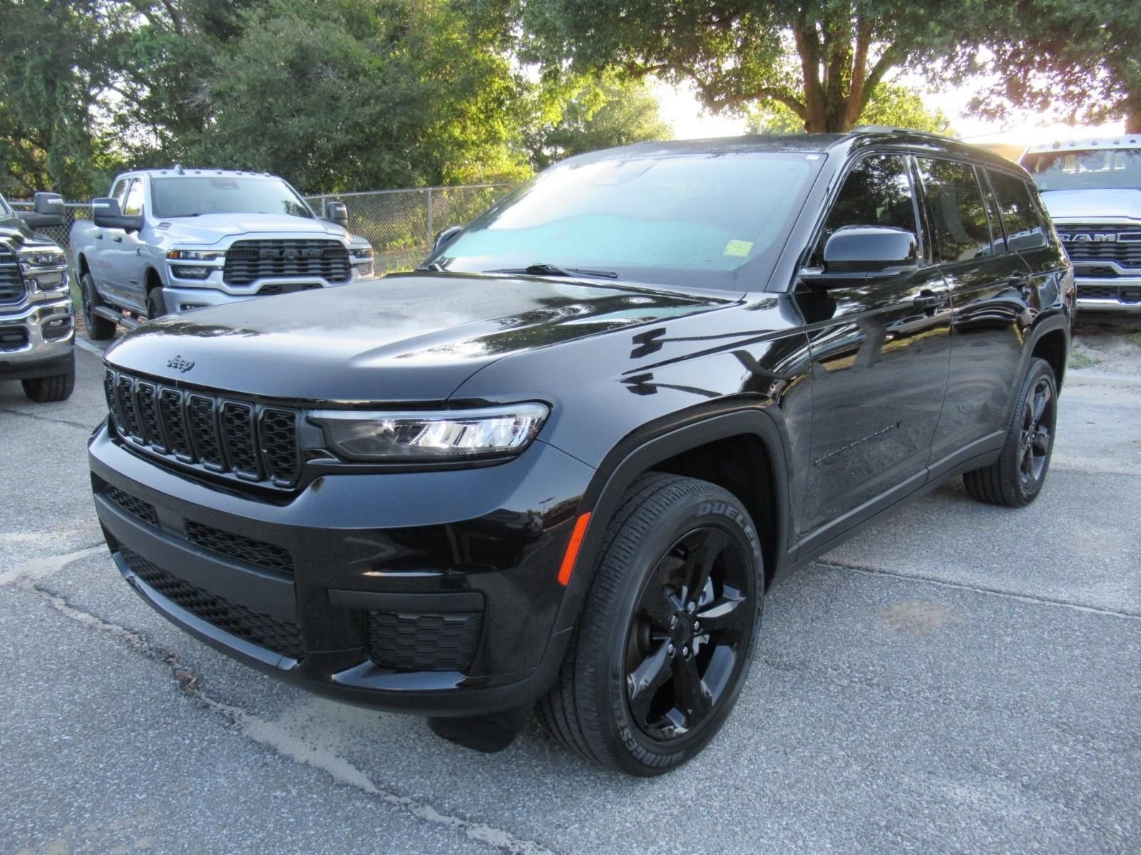 Used 2023 Black Jeep Altitude X image 3