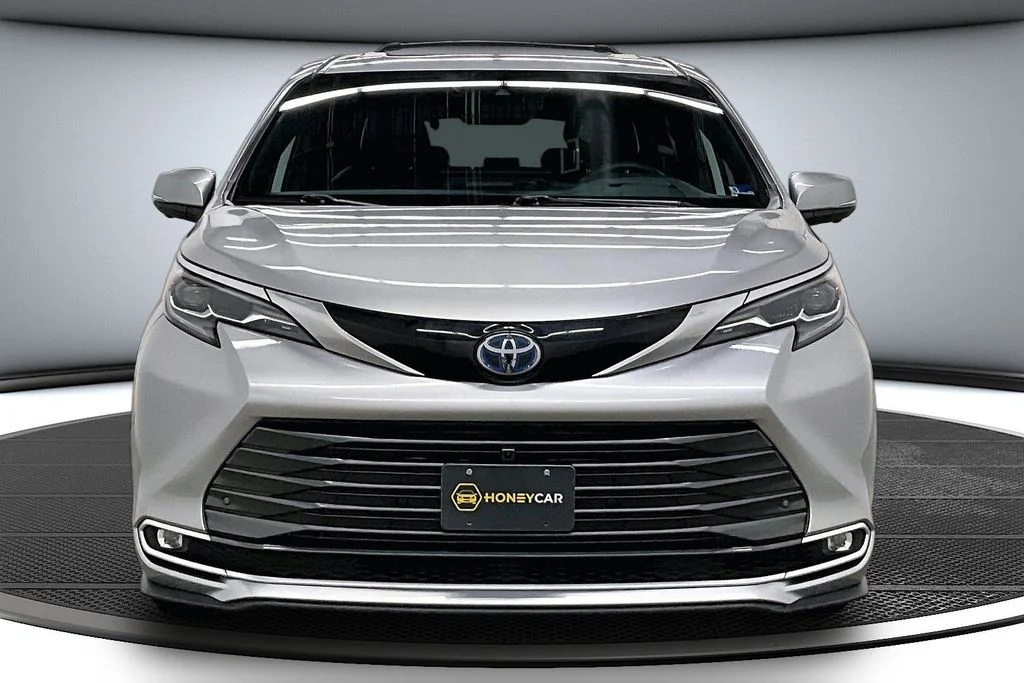 Used 2025 Silver Toyota Platinum image 2