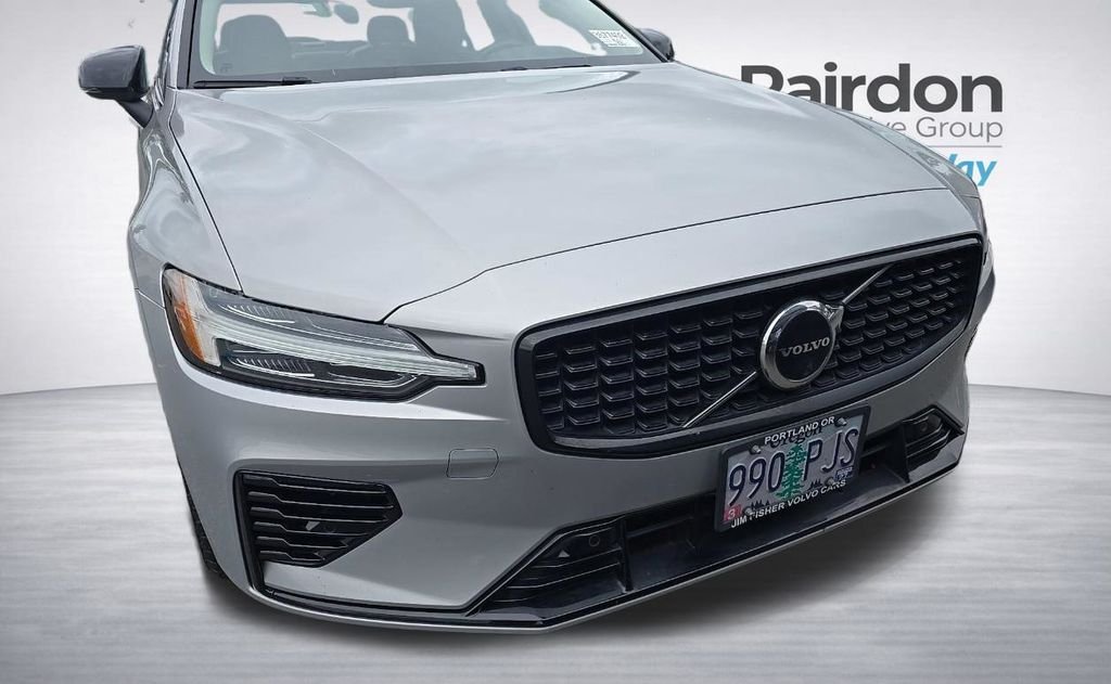 Used 2023  Volvo T8 Plus Dark Theme image 2